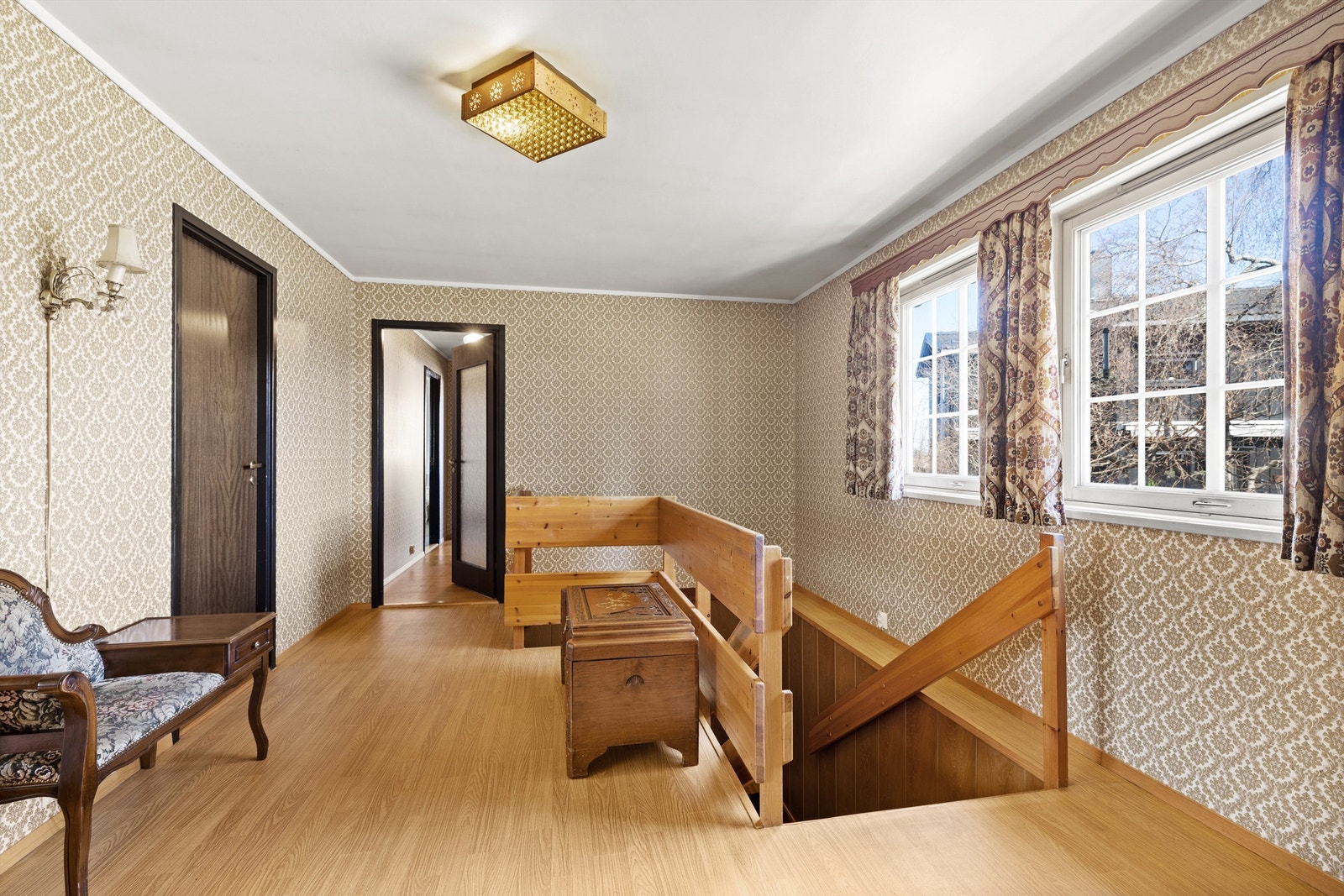 Fra hallen er det dør inn til egen soveromsfløy hvor du finner tre gode soverom samt et bad Galleribilde