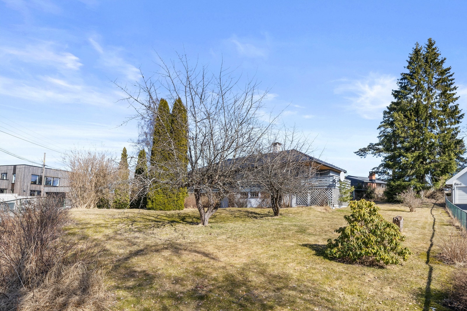 Stor og flat eiet tomt på hele 1 521 kvm. Hagen er inngjerdet og er pent opparbeidet med gressplen, trær/frukttrær, busker, og beplantning Galleribilde