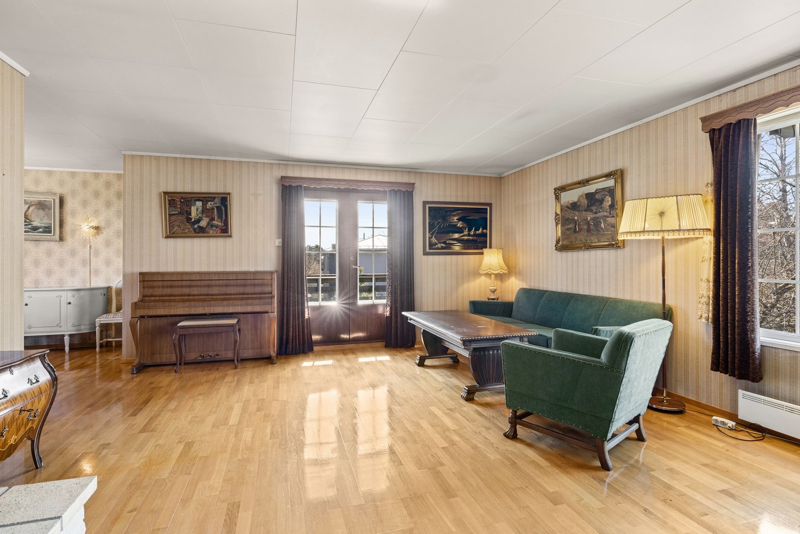 Den luftige stuen har mer enn nok plass til å etablere flere sitte-/sofagrupper Galleribilde