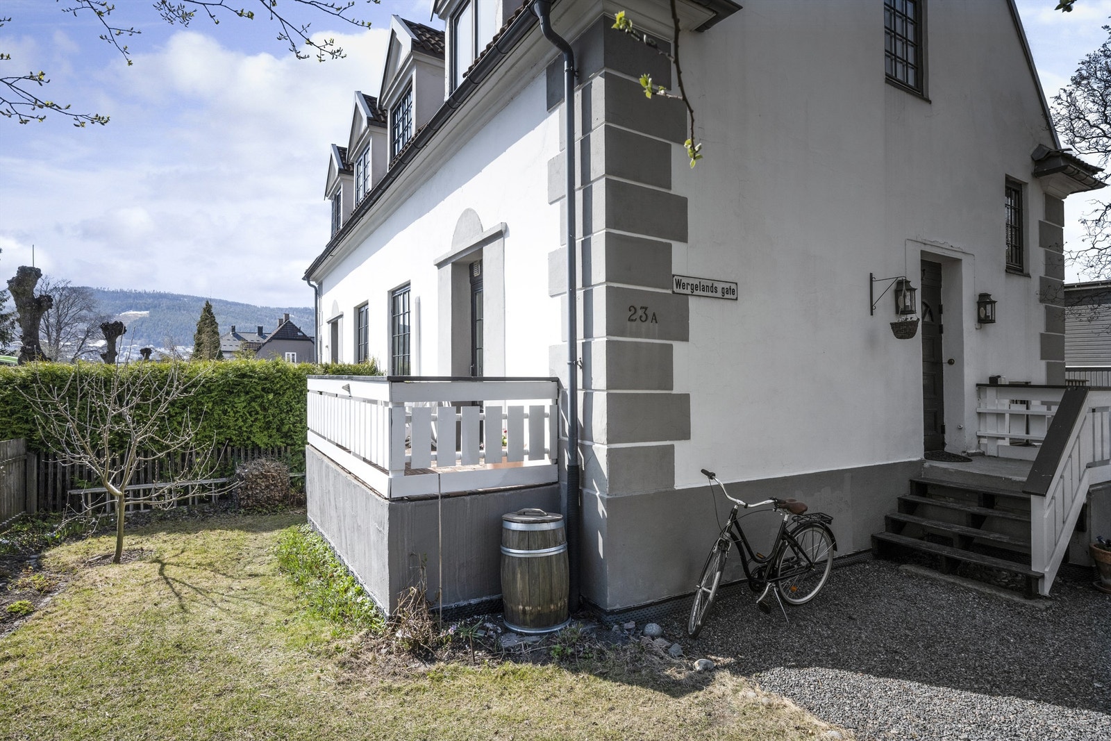 Fra gårdsplassen er det murt trappeadkomst til boligen inngangsparti Galleribilde