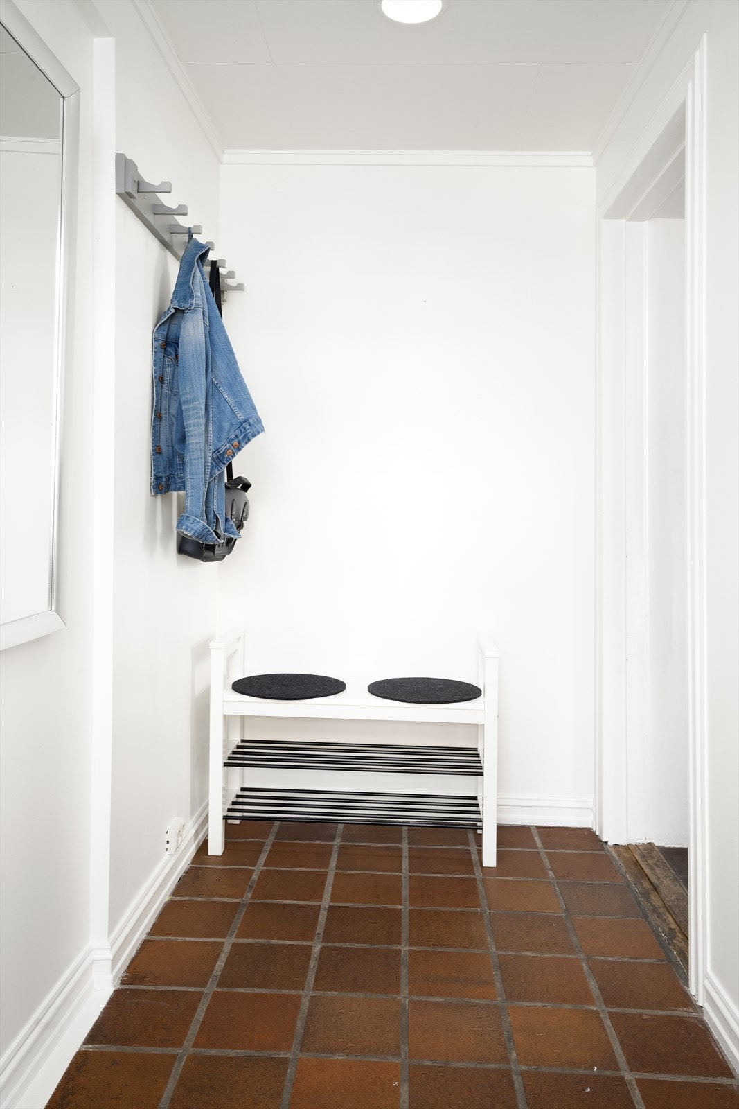 Entré med fliser på gulv, malte vegger og malt himling Galleribilde