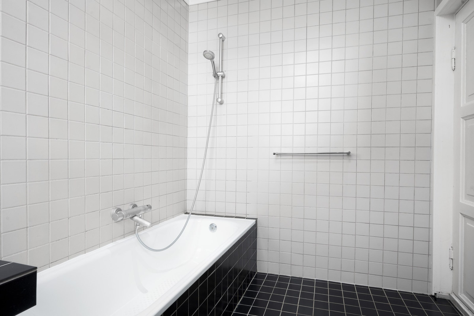 Innfliset badekar med dusjarmatur Galleribilde