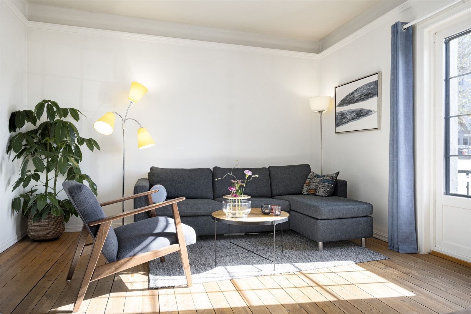 Stue med tregulv, malte vegger og malt himling Galleribilde