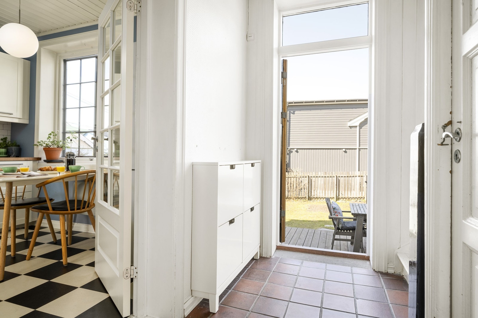 Gang/hall med utgang til terrasseplatting Galleribilde