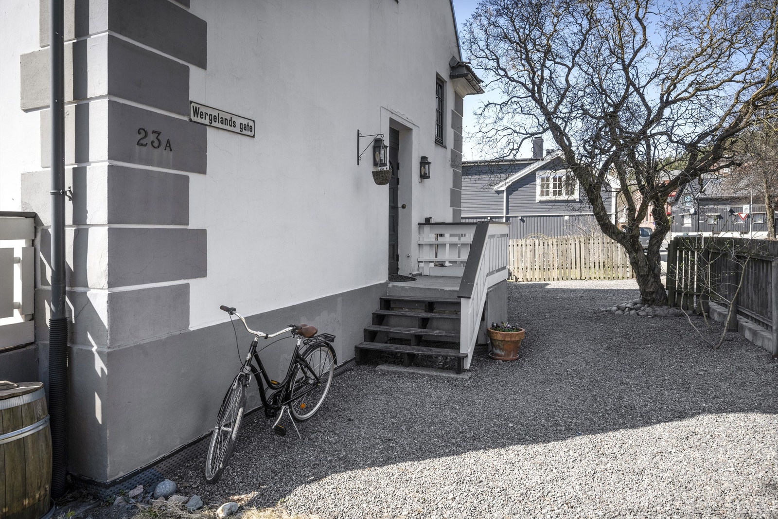 Egen gruset gårdsplass med el-bil lader Galleribilde