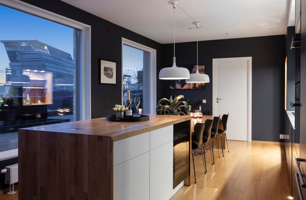 Innredningen er fra Arens, i stilfullt mørkeblått, med glatte fronter, corean benkeplate og åpen hylle i eikefarge, som matcher gulvet. Galleribilde