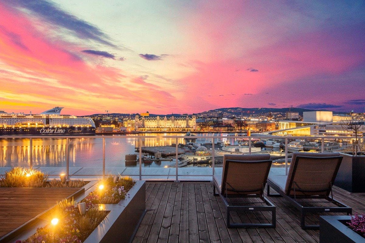 Praktfull utsikt mot fjorden og byen. Galleribilde