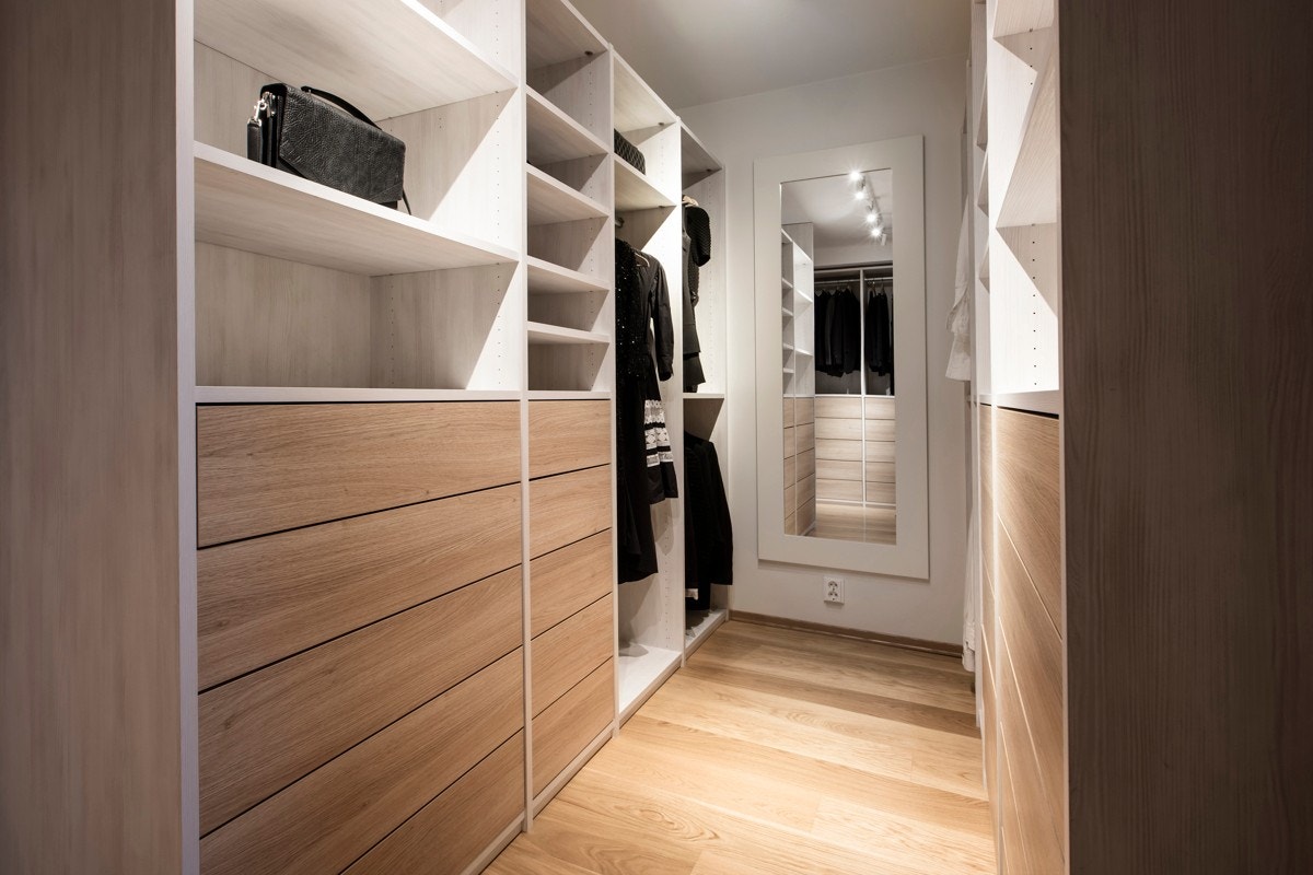 Omkledningsrommet har to parallelt plasserte oppbevaringsseksjoner fra Rival bestående av hyller, skuffer med Led lys, klesoppheng og strømuttak til strykejern eller annet. Galleribilde