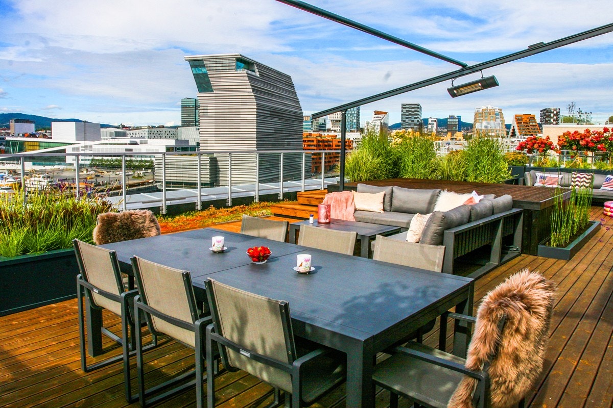 Sommerstid er det sol på hele eller deler av terrassen fra tidlig formiddag til sen kveld. Galleribilde