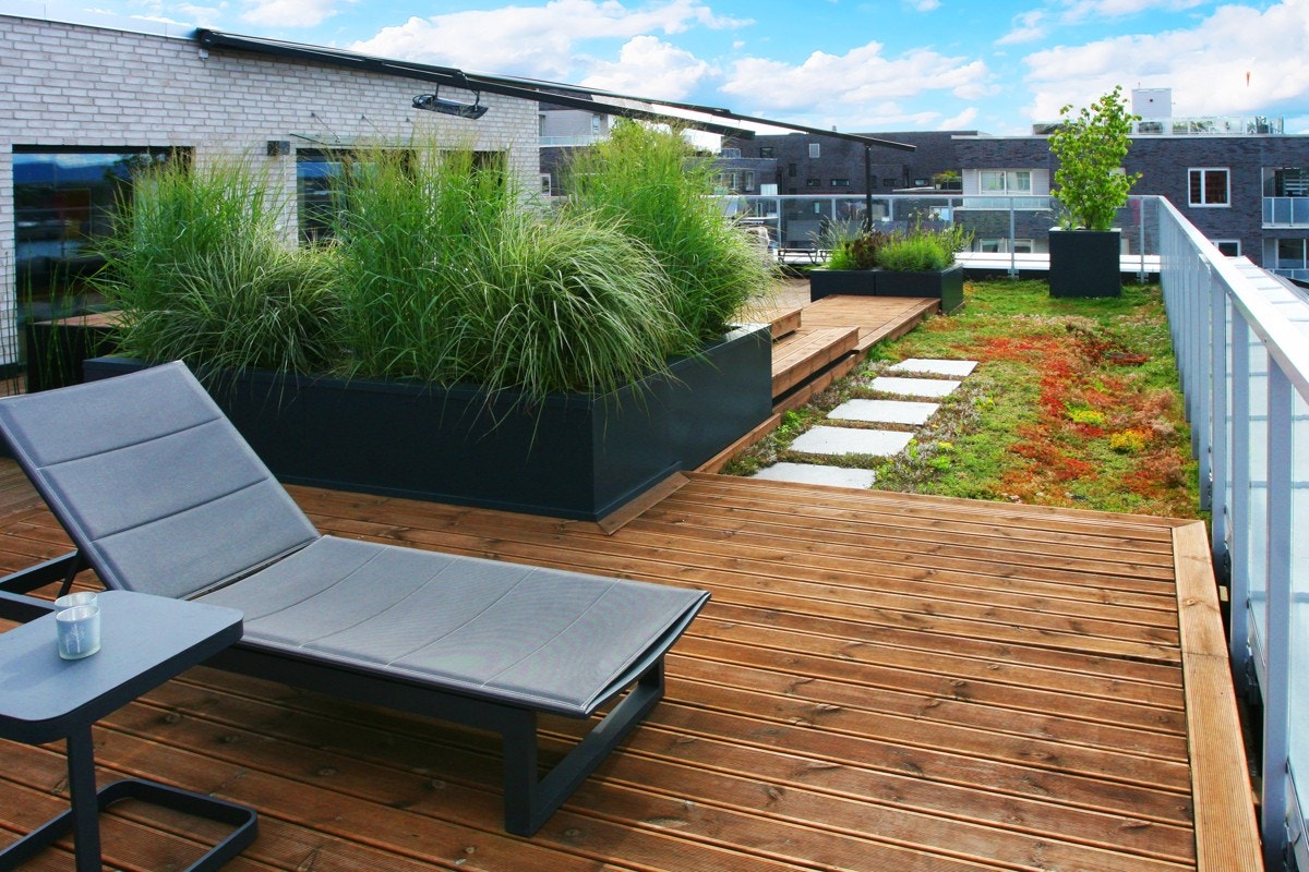 Uterommet er forseggjort med glassrekkverk, Møre Royal terrassebord, nivåforskjeller og blomsterkasser med belysning og helautomatisk vanningsanlegg. Galleribilde