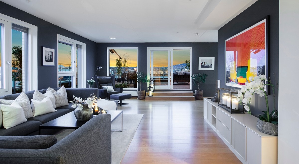 Stuen har store vindusflater på to sider som byr på praktfull utsikt mot byen og fyller hver krok med lys. Galleribilde