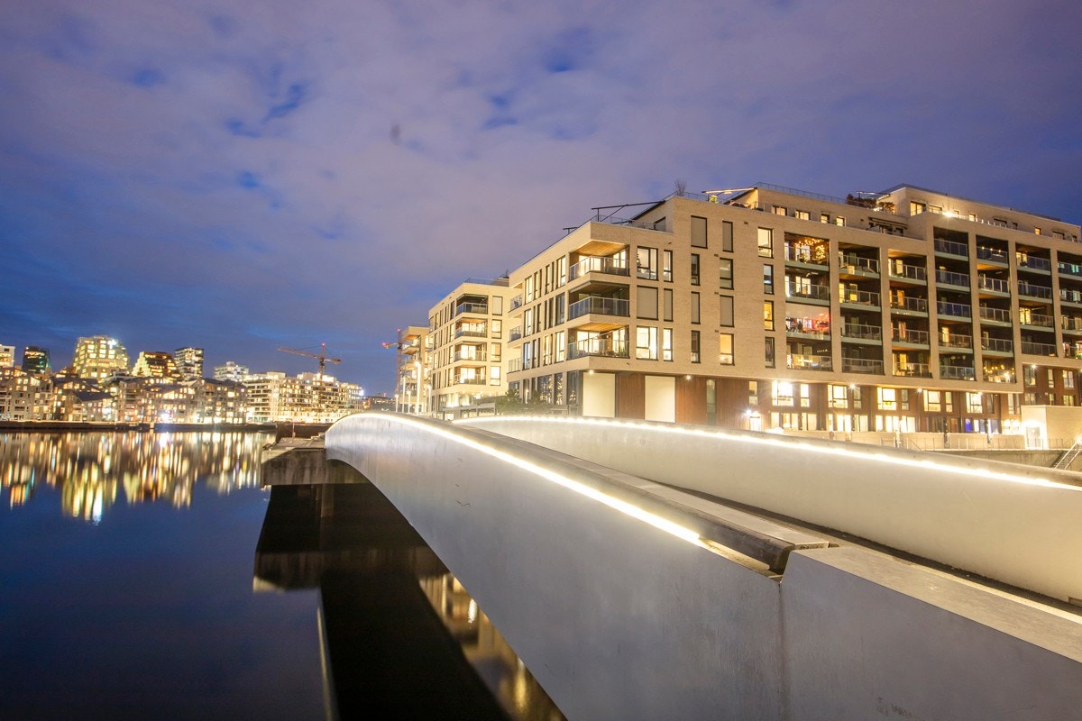 Sørengkaia 51 er en særdeles flott 4-roms selveierleilighet fra 2016, med 140 kvm boflate. Eiendommen har ideell beliggenhet - trolig en av Oslos beste, med badeplass rett ved og kort gangavstand til alt av byens fasiliteter. Galleribilde