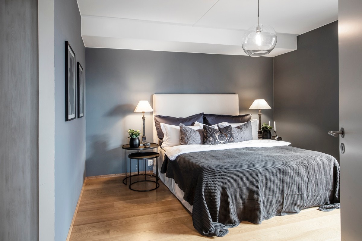 Leiligheten har tre innbydende soverom, hvorav ett hovedsoverom med fjordutsikt, tv-opplegg og adkomst til eget bad via omkledningsrom. Galleribilde