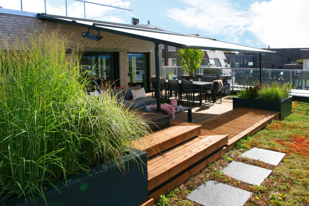 En pergola skjermer for solen ved behov, og her er det både varmelamper og Led belysning, som gjør det mulig å tilbringe tid utendørs også i kjøligere tider. Galleribilde