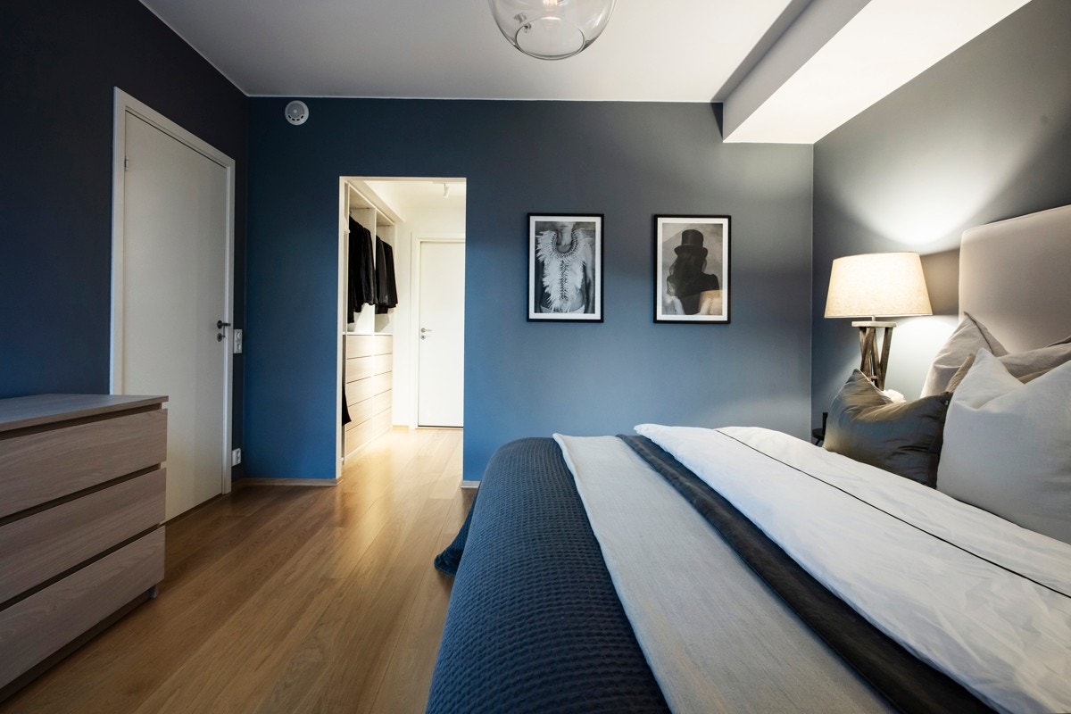 Hovedsoverommet har tilknyttet omkledningsrom/walk-in-closet og baderom. Galleribilde