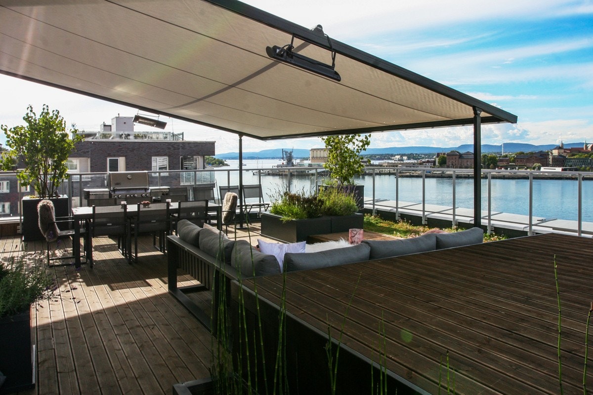 En pergola skjermer for solen ved behov, og her er det både varmelamper og Led belysning, som gjør det mulig å tilbringe tid utendørs også i kjøligere tider. Galleribilde