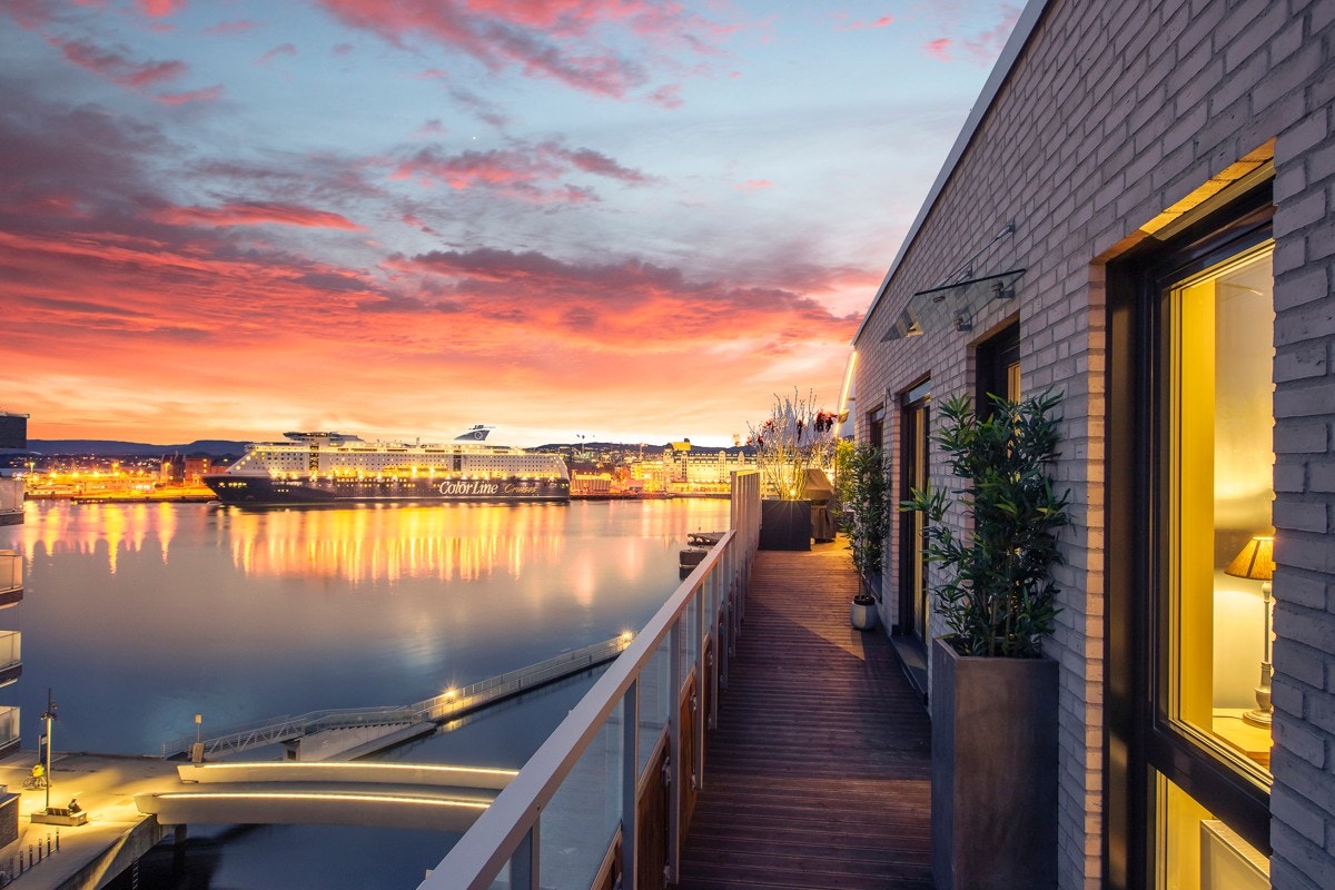 Leiligheten har en herlig vinklet takterrasse på 150 kvm, som vender med utsikt mot syd, vest og nord. Galleribilde