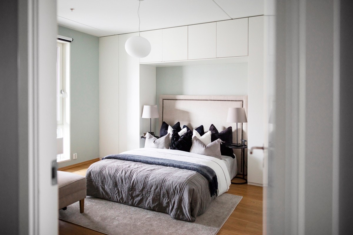 På ett av de øvrige soverommene er det skreddersydd skapløsning rundt sengeplass fra Garderobeeksperten. Galleribilde