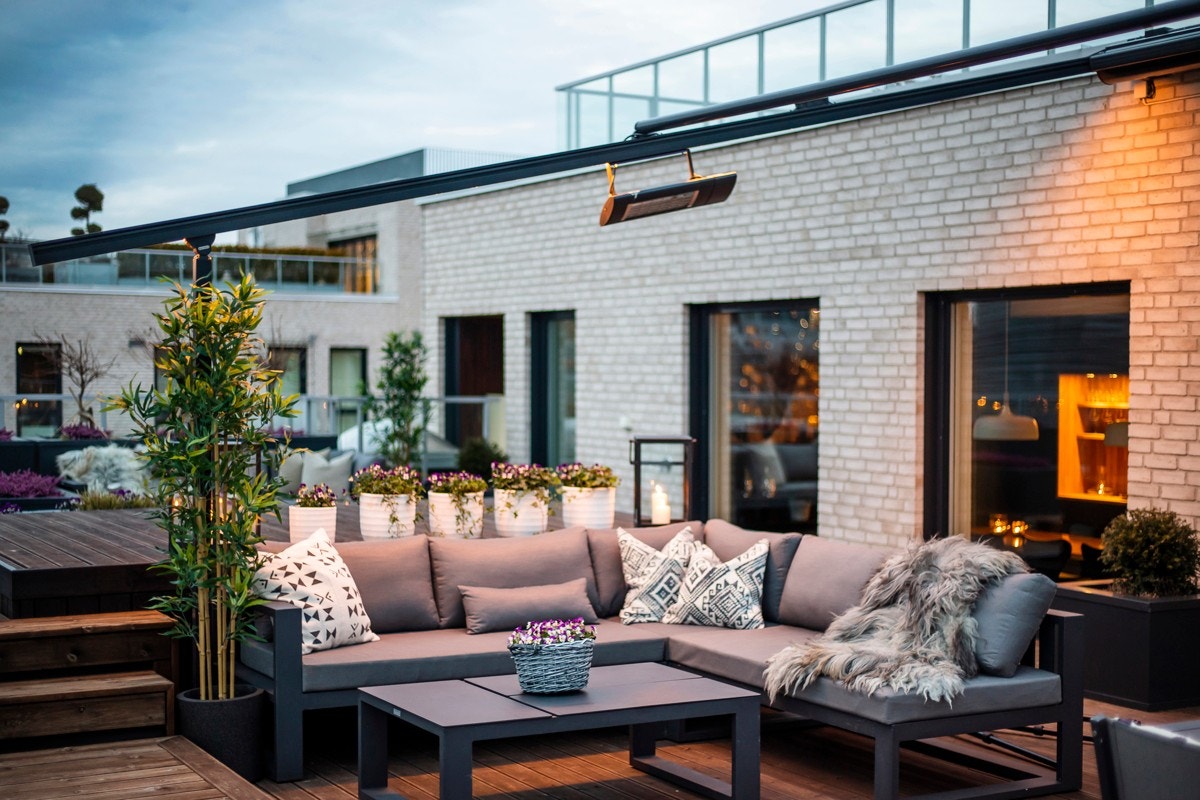Det er god plass til flere ulike oppholdssoner på den private takterrassen. Galleribilde
