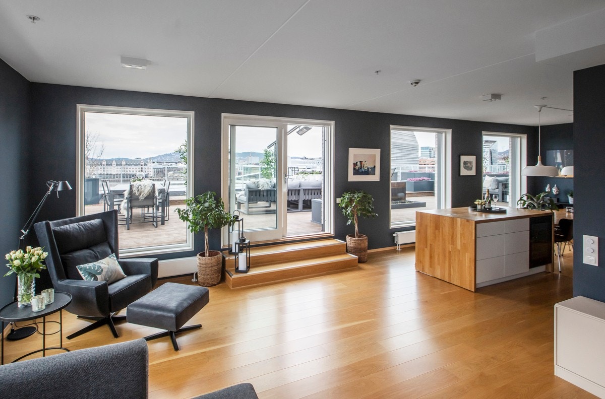 Både mot syd og vest er det skyvedør til terrasse, den ene to trinn opp, og på de sydvendte vinduene er det utvendige screens. Galleribilde