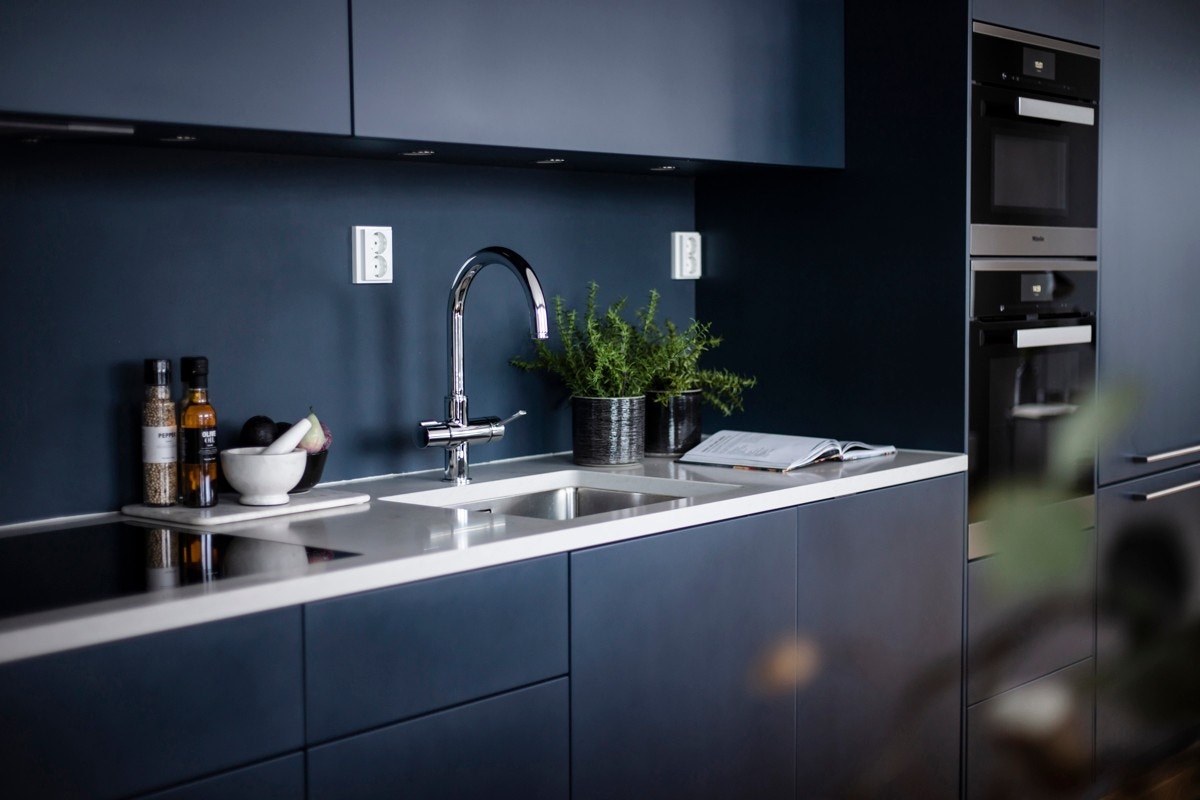 Kjøkkenet for øvrig er spesialtilpasset mot den ene veggen, med takoppbygde overskap og godt med benkeskap, med elektrisk åpning av alle skap og skuffer. Galleribilde