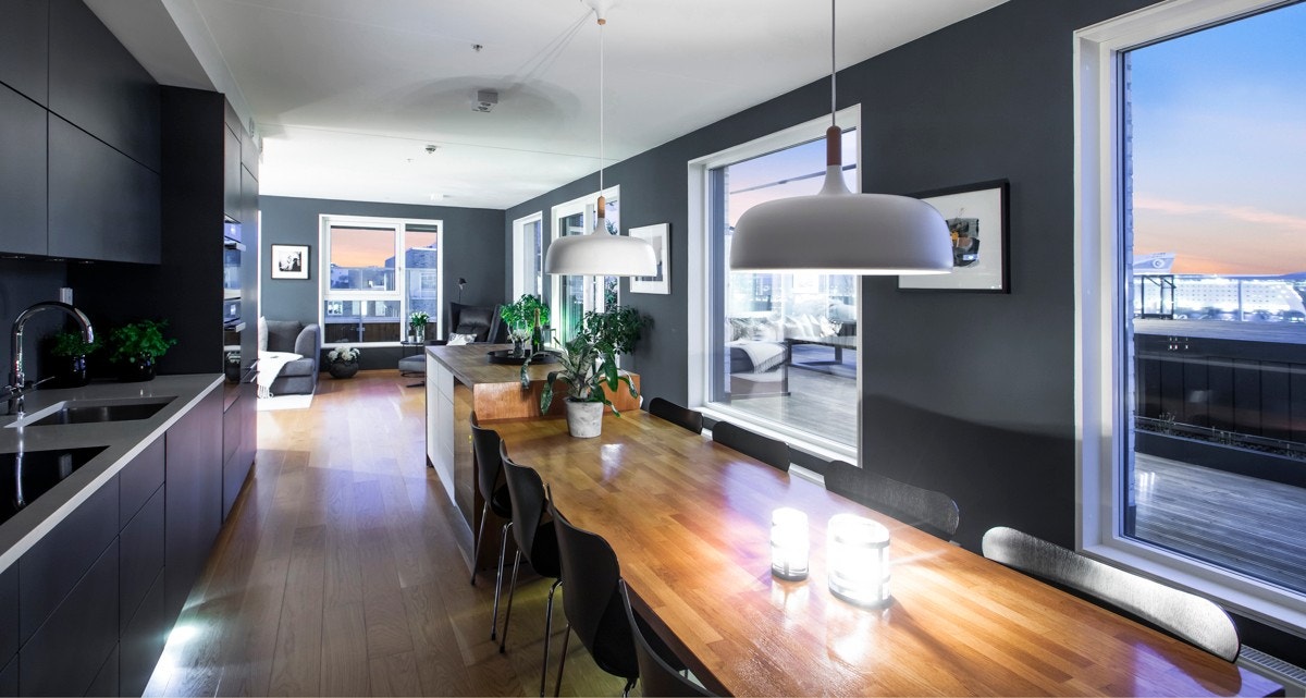 Det er underlimt vaskekum og blandebatteri fra Grohe, med cooker funksjon, samt integrerte Miele hvitevarer. Galleribilde