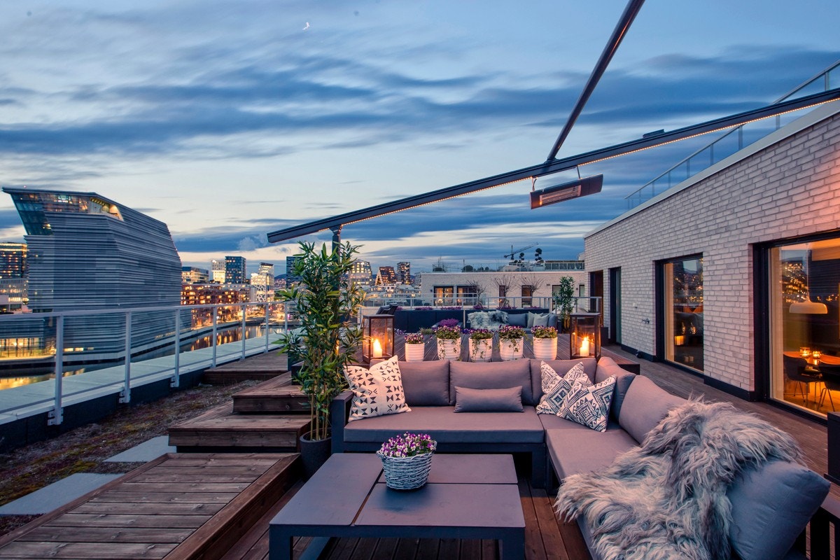 En pergola skjermer for solen ved behov, og her er det både varmelamper og Led belysning, som gjør det mulig å tilbringe tid utendørs også i kjøligere tider. Galleribilde