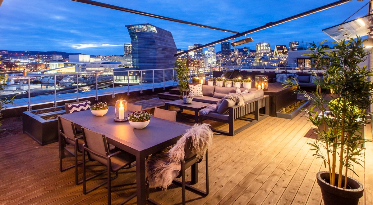 En pergola skjermer for solen ved behov, og her er det både varmelamper og Led belysning, som gjør det mulig å tilbringe tid utendørs også i kjøligere tider. Galleribilde