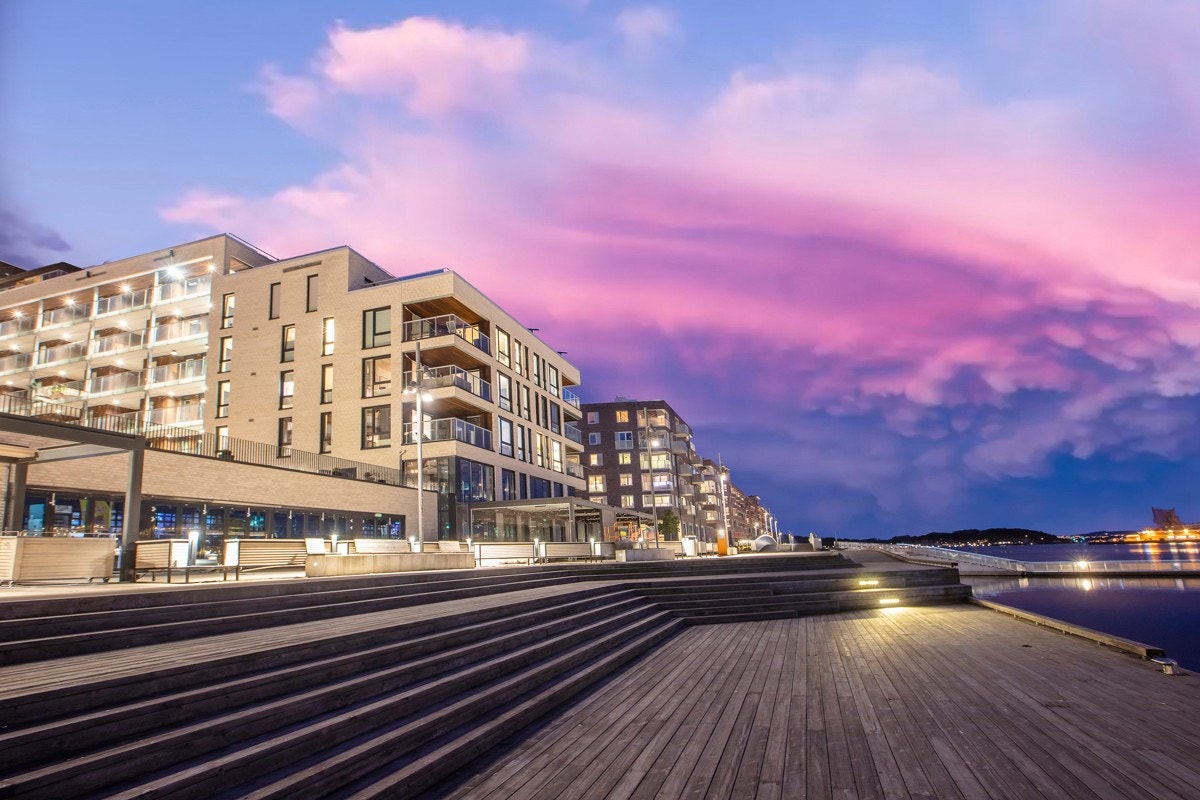 Dette sameiet ligger i den roligste delen av området med matbutikk/postkontor i nabobygget, umiddelbar nærhet til badeplass og kort vei til alt av hovedstadens servicetilbud. Galleribilde