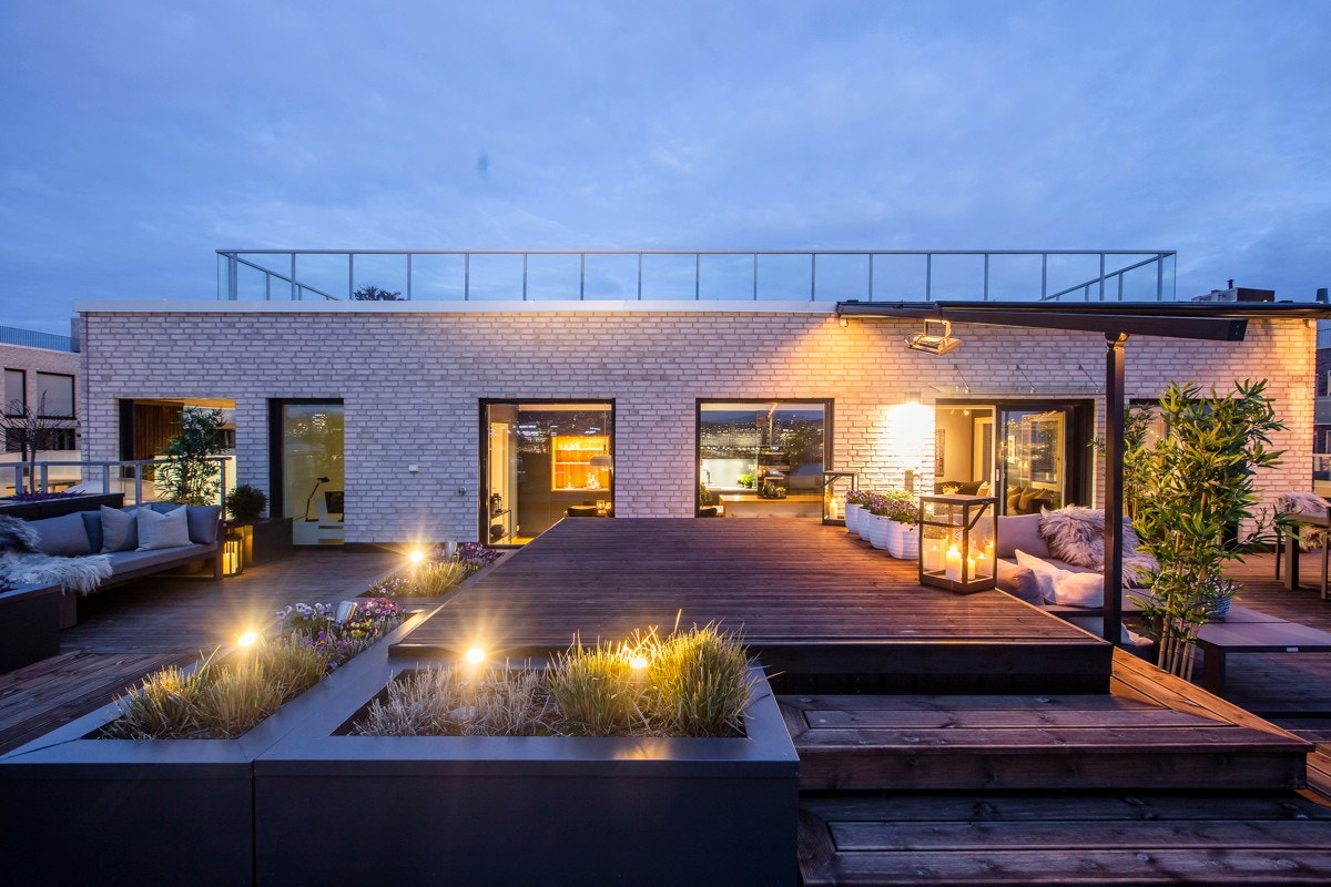 Leiligheten ligger usjenert til i sjette etasje med storslått utsikt mot syd, vest og nord, og har en stor, herlig takterrasse på 150 kvm. Galleribilde