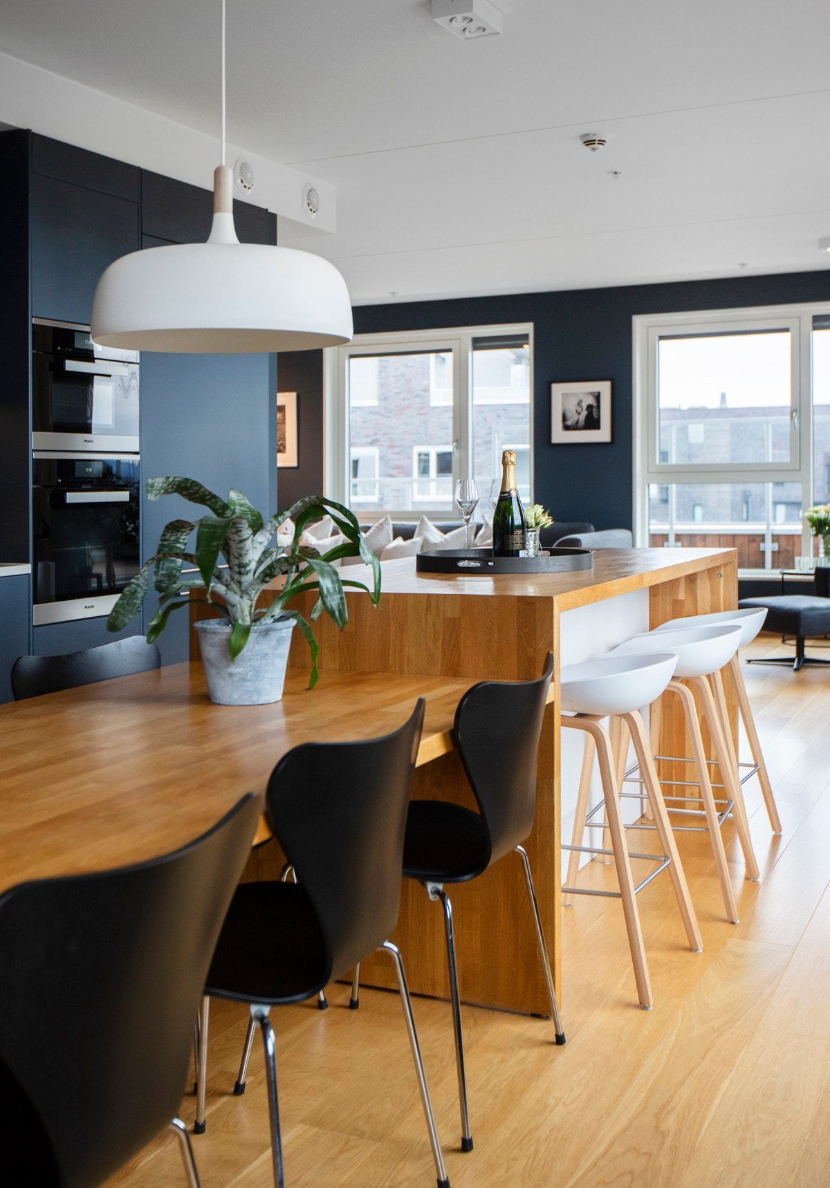 Det er spisebord i eik i forbindelse med kjøkkenøyen. Galleribilde