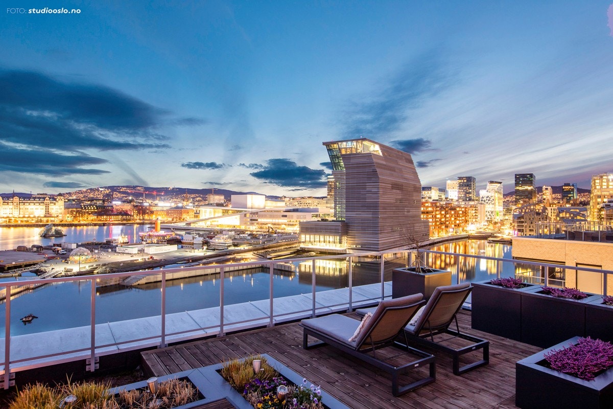 Leiligheten ligger i et nyetablert, urbant og meget attraktivt satsningsområde på Sørengkaia i Oslo, med flott utsikt mot Barcode, Hovedøya, Dyna Fyr, Akershus slott, Rådhuset, Operaen, Munchmuseet og passasjerskipene som anløper Vippetangen. Galleribilde
