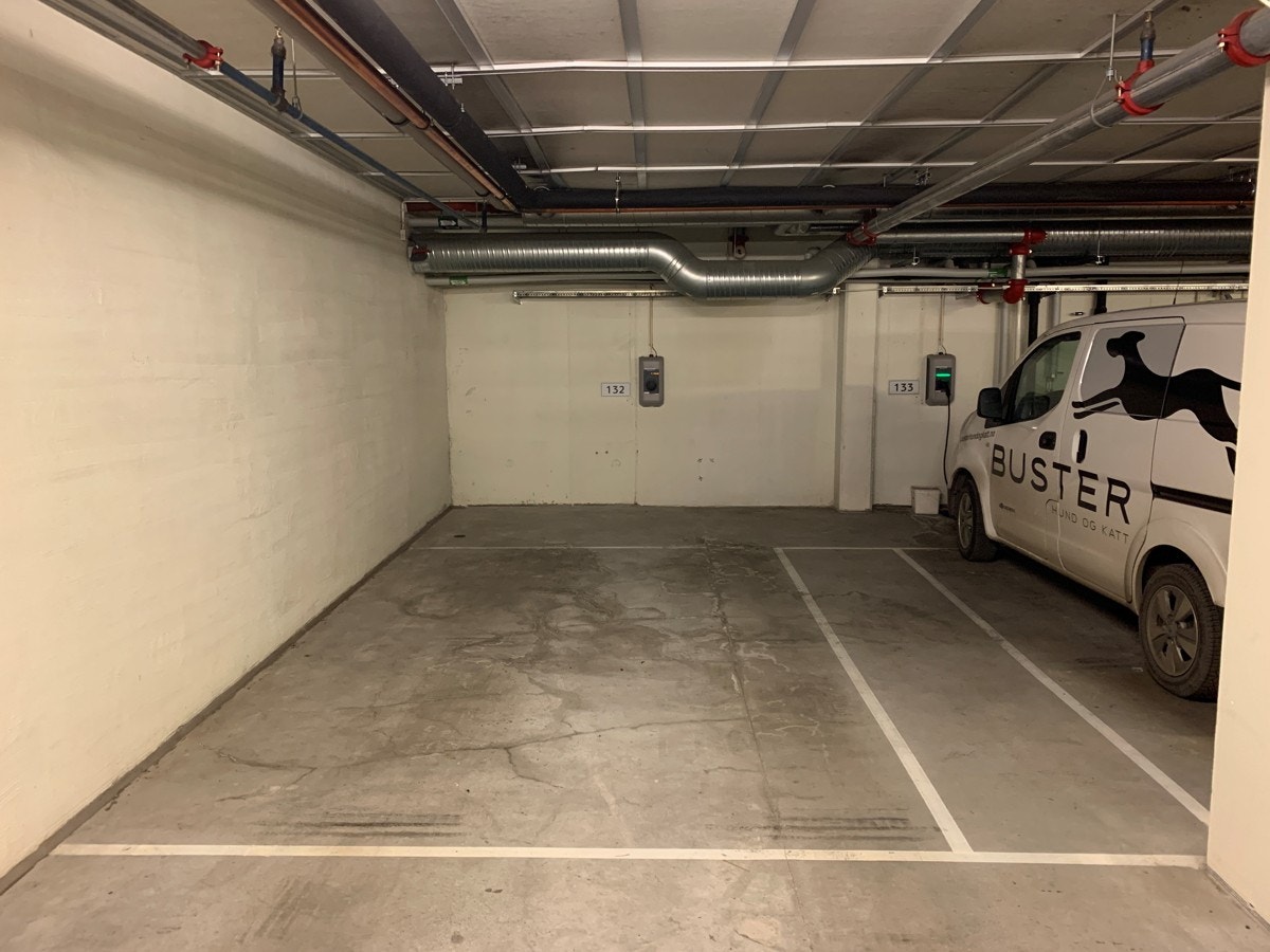 Det medfølger én ekstra bred parkeringsplass med ladestasjon i garasjeanlegg. Heisadkomst direkte opp til etasjeplan. Mulighet for inntil 2 ekstra p-plasser* Galleribilde