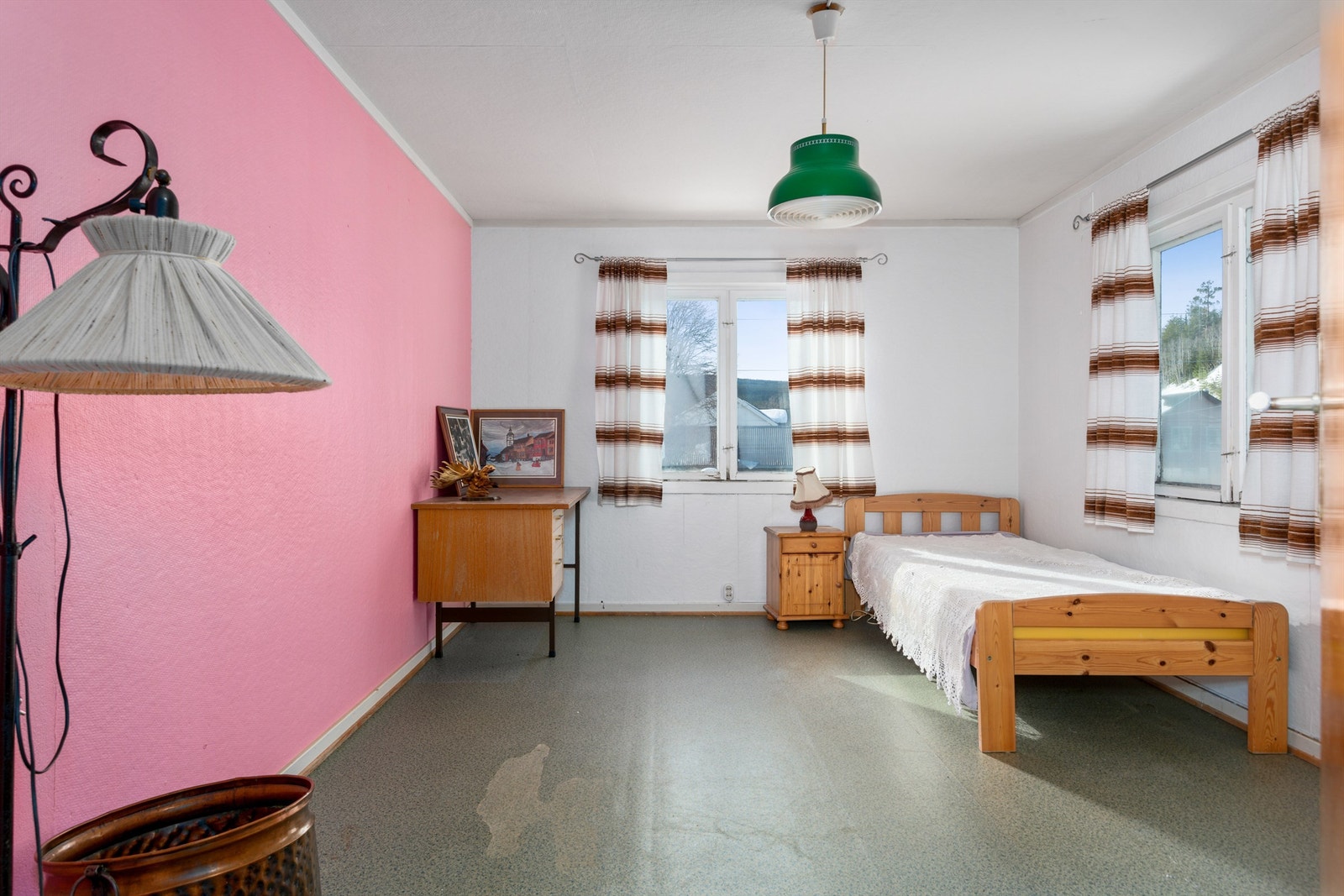 Boligen har totalt 6 soverom, derav 5 rom i 2. etasje. Galleribilde