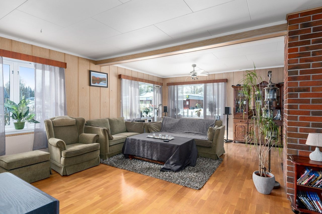 Meget romslig stue med gjennomgående, fint lysinnslipp. Galleribilde