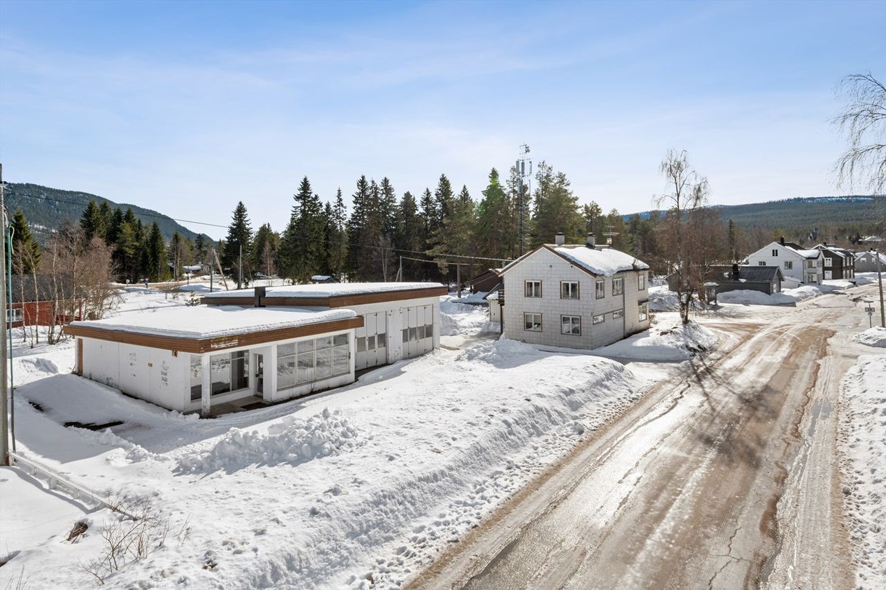 Romslig eiendom med stor enebolig, butikk/verksted og garasjeuthus Galleribilde