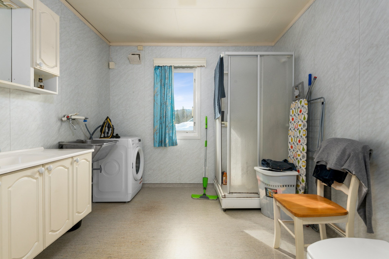 Bad i 1. etg. med gulvvarme og opplegg for vaskemaskin. I tillegg er det et separat toalettrom i vindfanget. Galleribilde