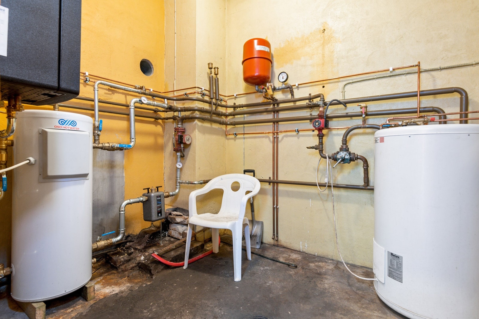 Teknisk rom med nyere installert elektrisk sentralfyr Galleribilde