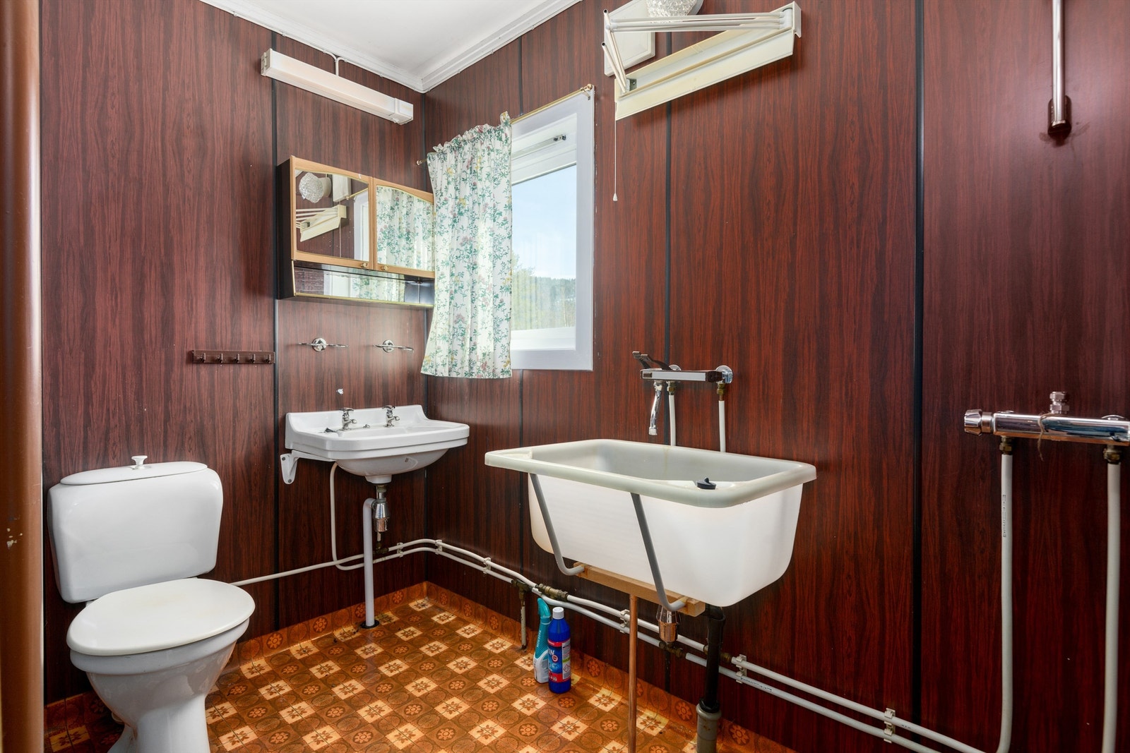 Bad i 2.etasje - behov for totalrenovering grunnet vannlekkasje Galleribilde