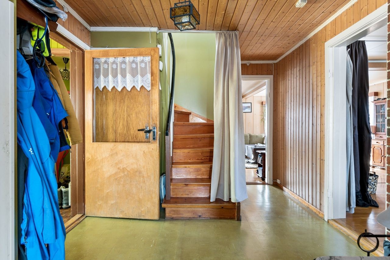 Gang med trapperom og kjellernedgang Galleribilde