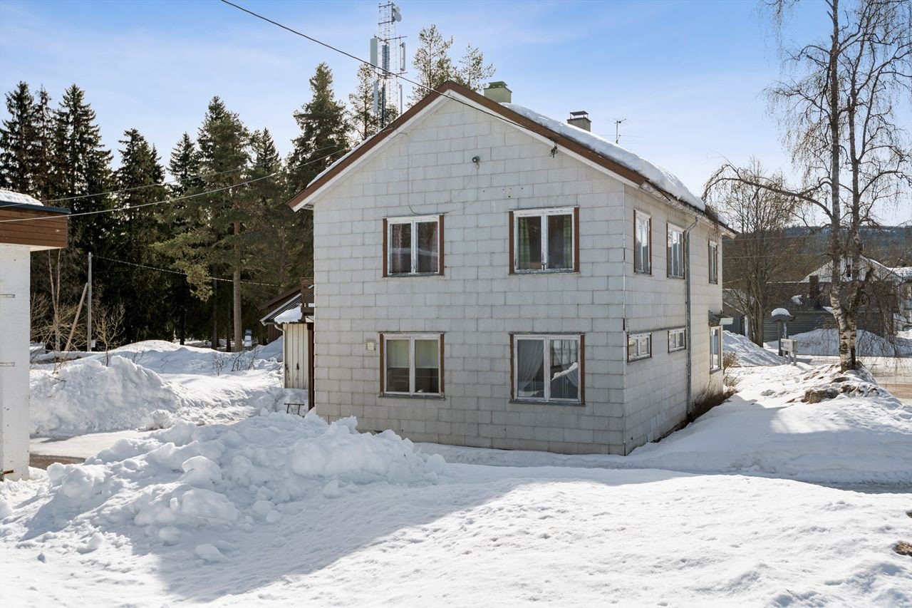 Enebolig fra 1924, påbygget 2. etasje i 1957, og tilbygget mot øst i 1992 - Behov for oppussing/renovering. Galleribilde