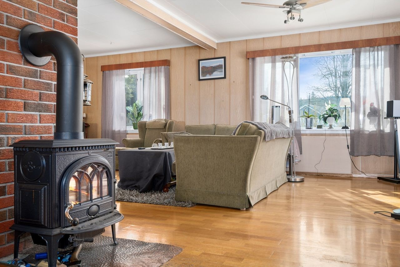 Stuen har overflater med parkettgulv og Trysilpanel Galleribilde