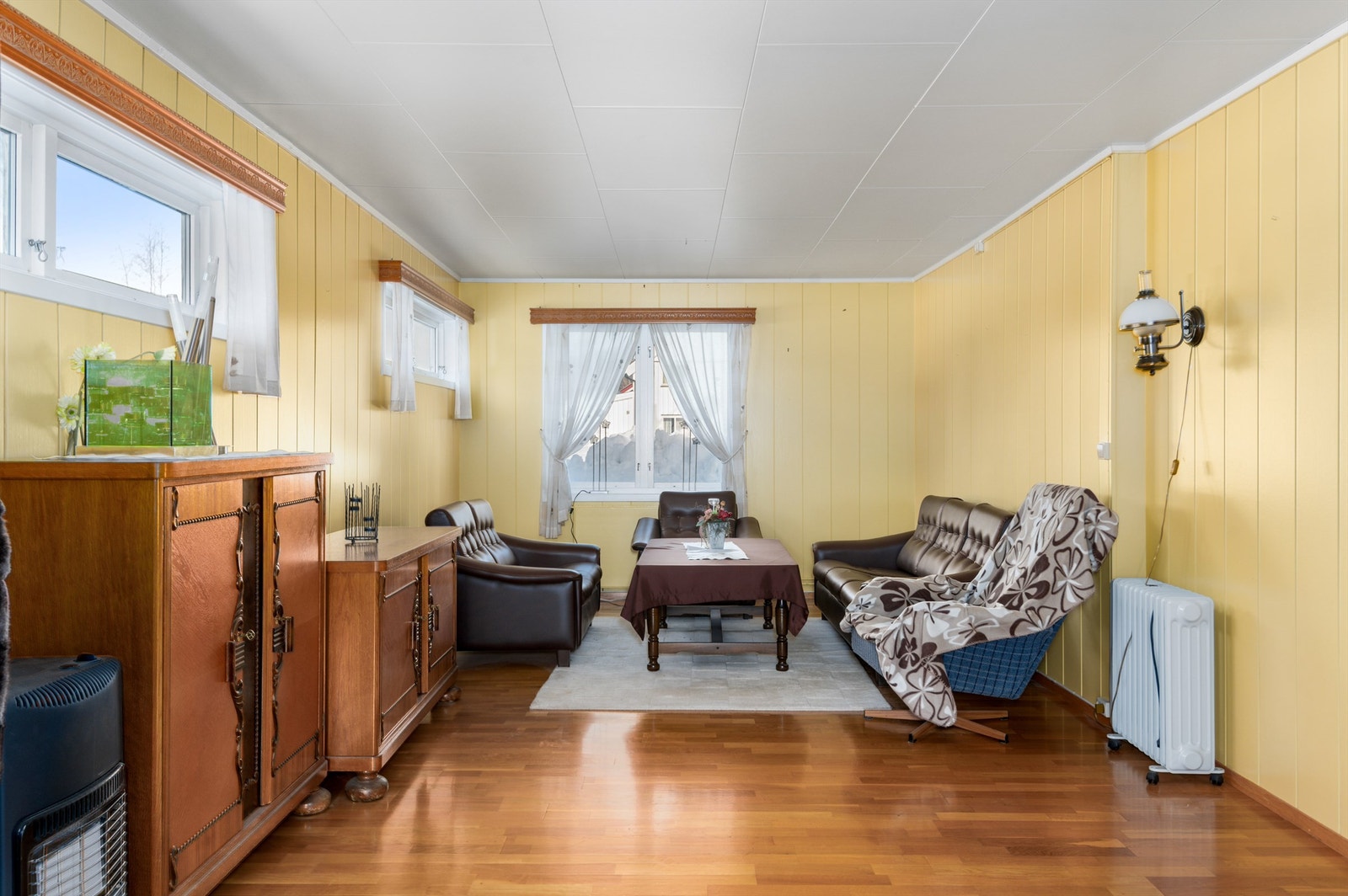 Stor vinkelstue med plass til flere sofagrupper og spisestue. Galleribilde