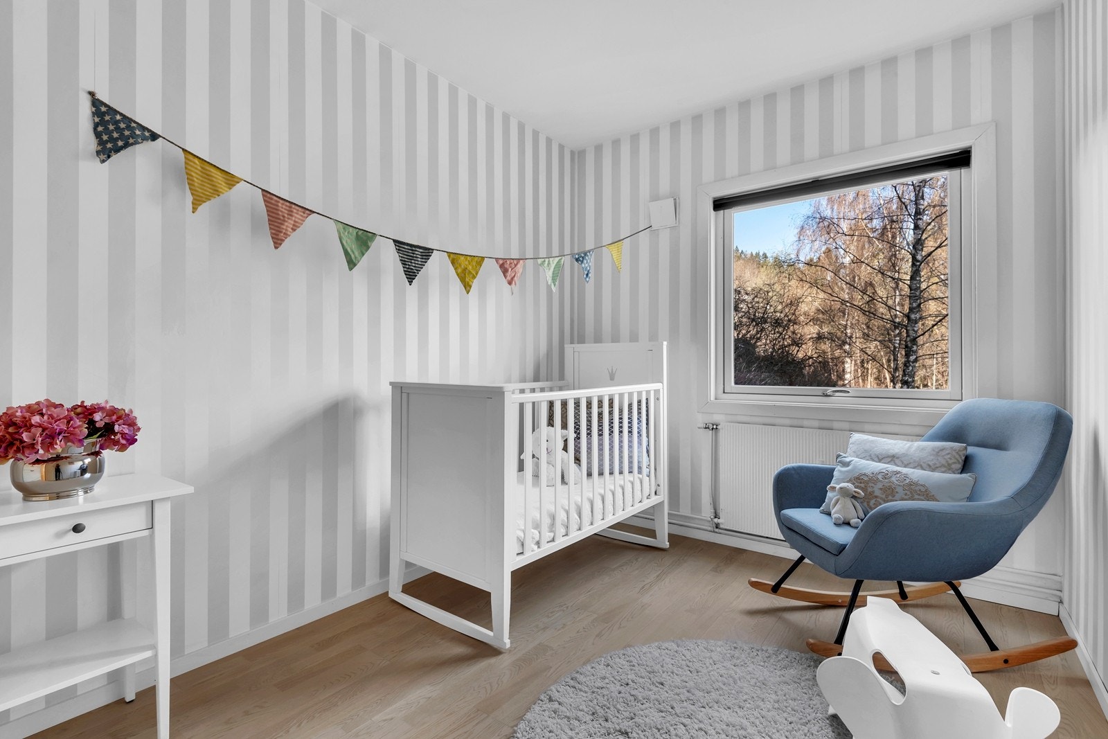 God plass til seng, nattbord og skap. Galleribilde