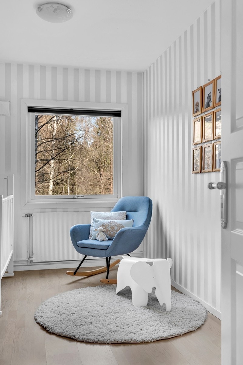 Mulig å få et ekstra soverom ved å tilbakestille planløsningen slik den var eller alternativt sette opp en lettvegg i stuen. Galleribilde