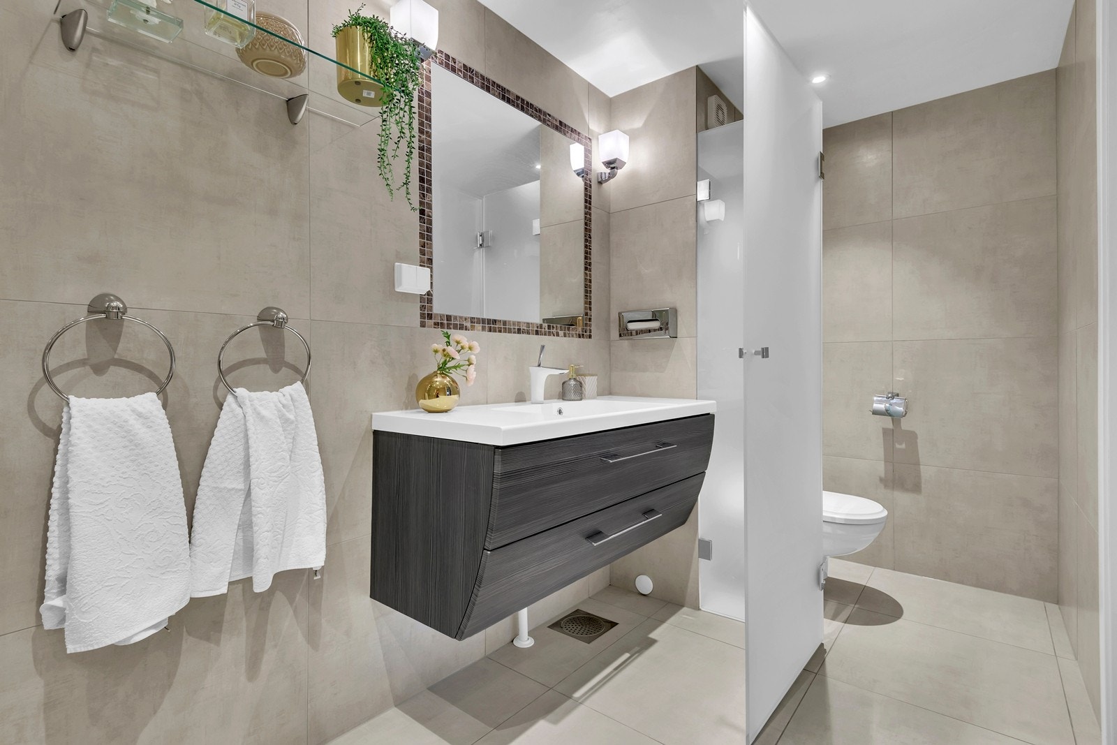 Praktisk, separat wc med vegghengt klosett og glassvegg i frosset glass. Galleribilde