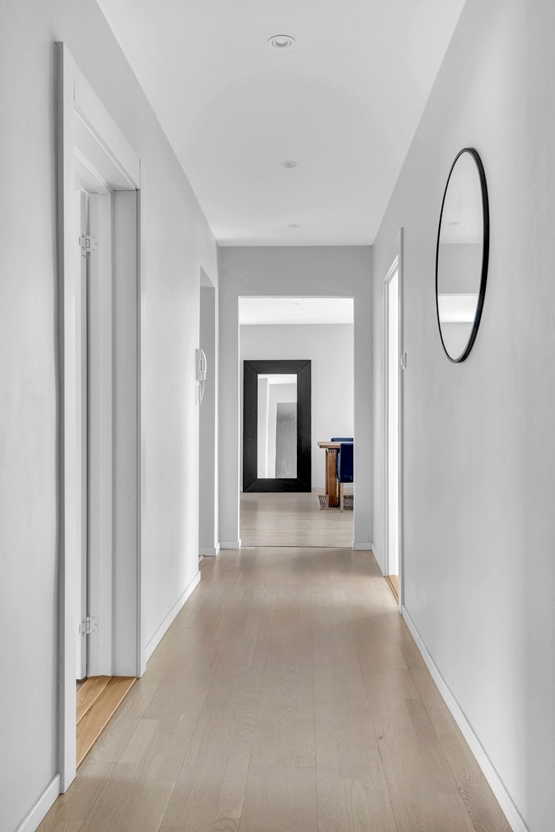 God plass til skoskap og stor skyvedørsgarderobe for oppbevaring av ytterklær. Galleribilde