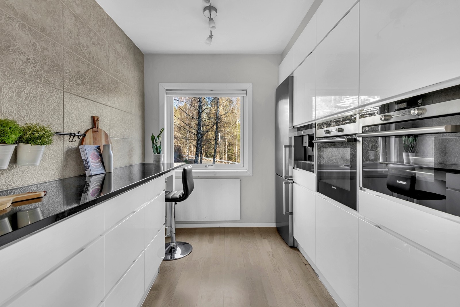 Her er det godt med skap og benkeplass for den matglade! Galleribilde