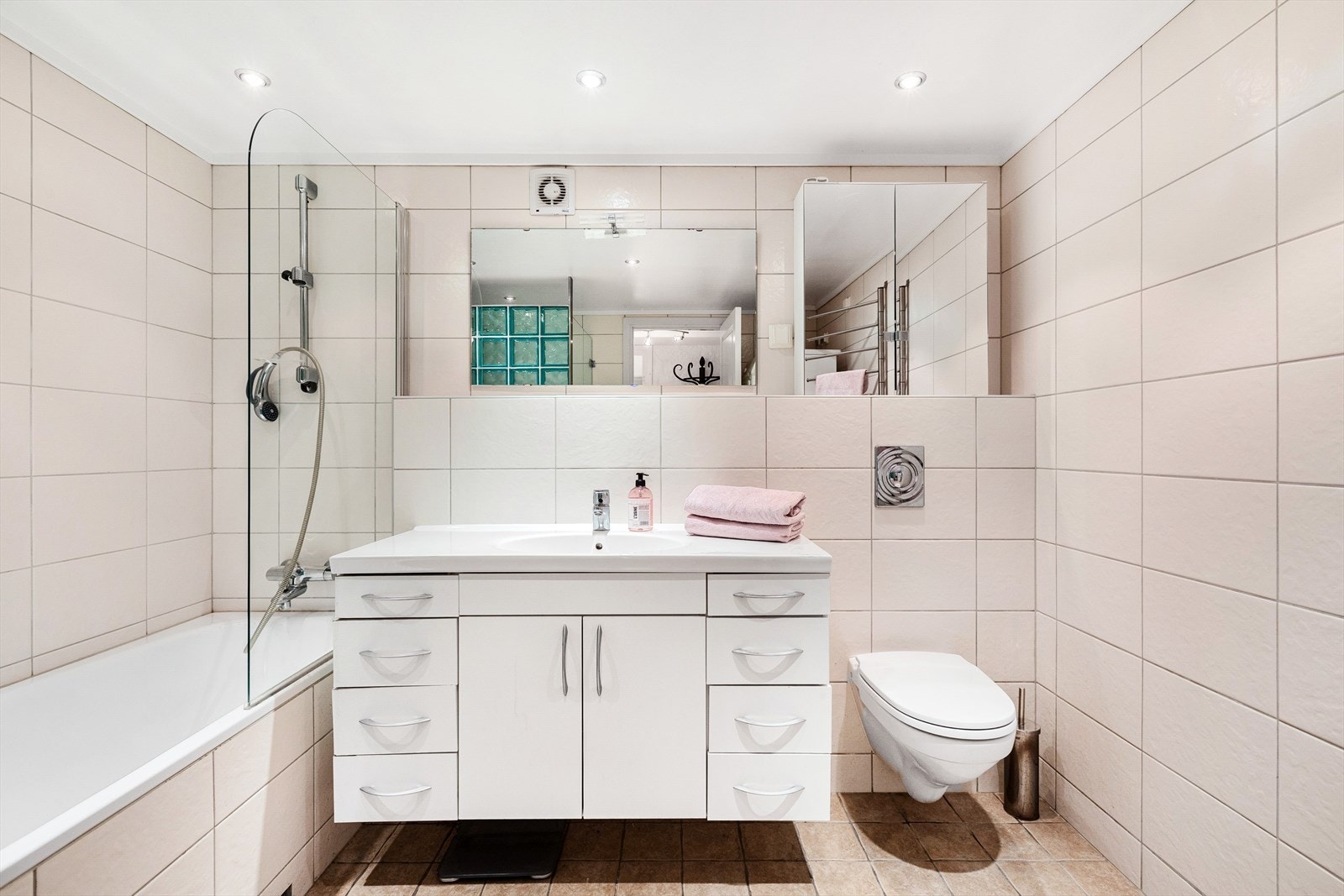 Bad i underetasje med servant, badekar, klosett og dusj. Det er opplegg for vaskemaskin og tørketrommel. Galleribilde