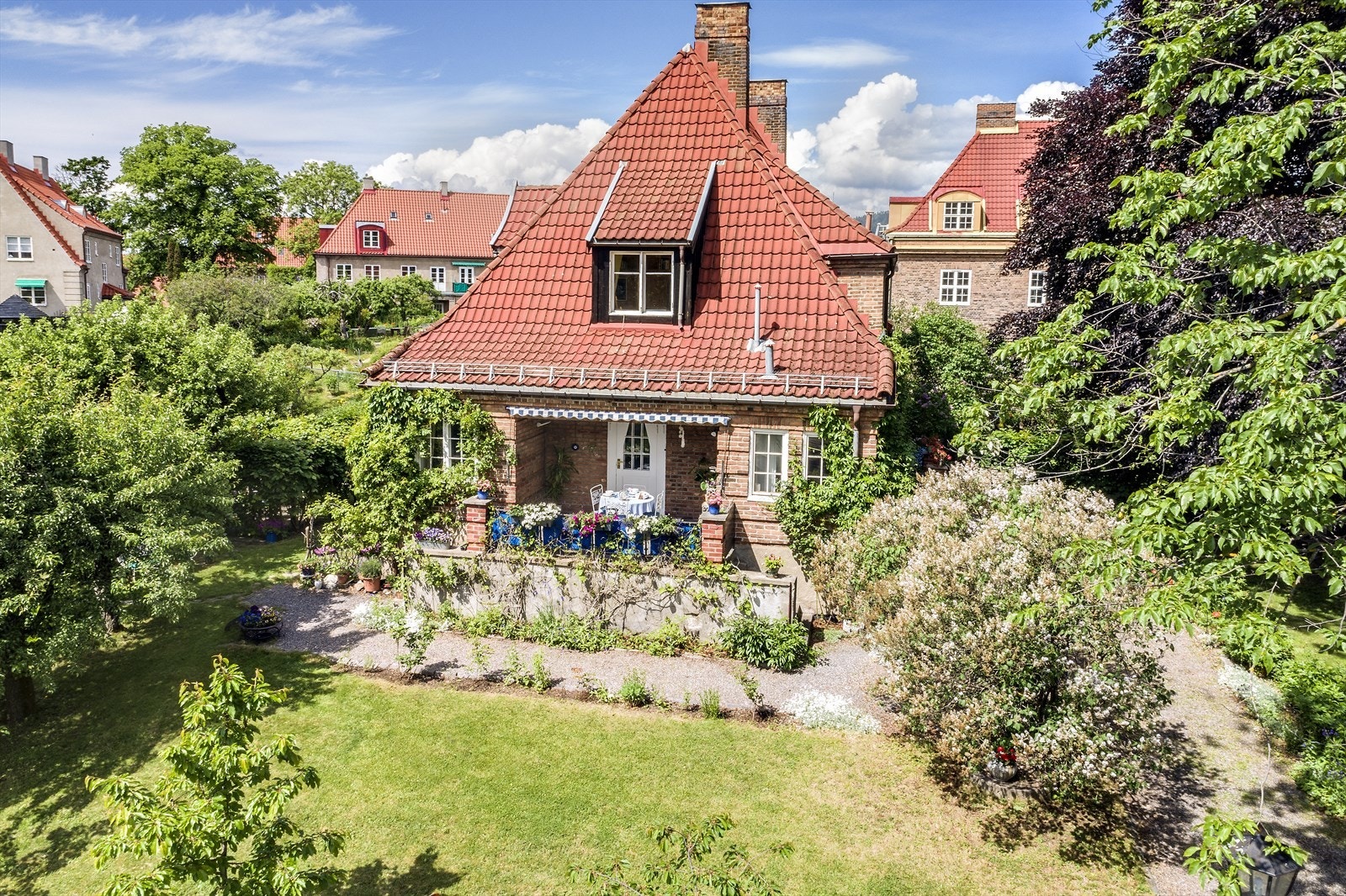 Boligen har en flott plassering med hage på tre sider av huset. Galleribilde